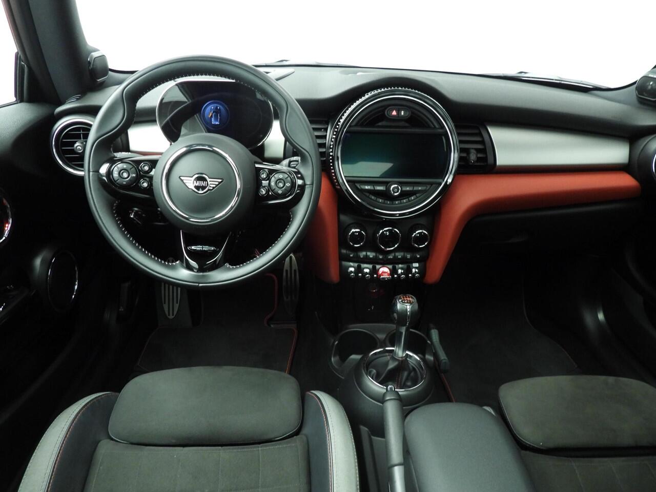 Mini John Cooper Works 3-deurs Panoramadak / Camera / JCW Stoelen / Park assist / Active Cruise / Harman-Kardon / Alu wielen 18 inch