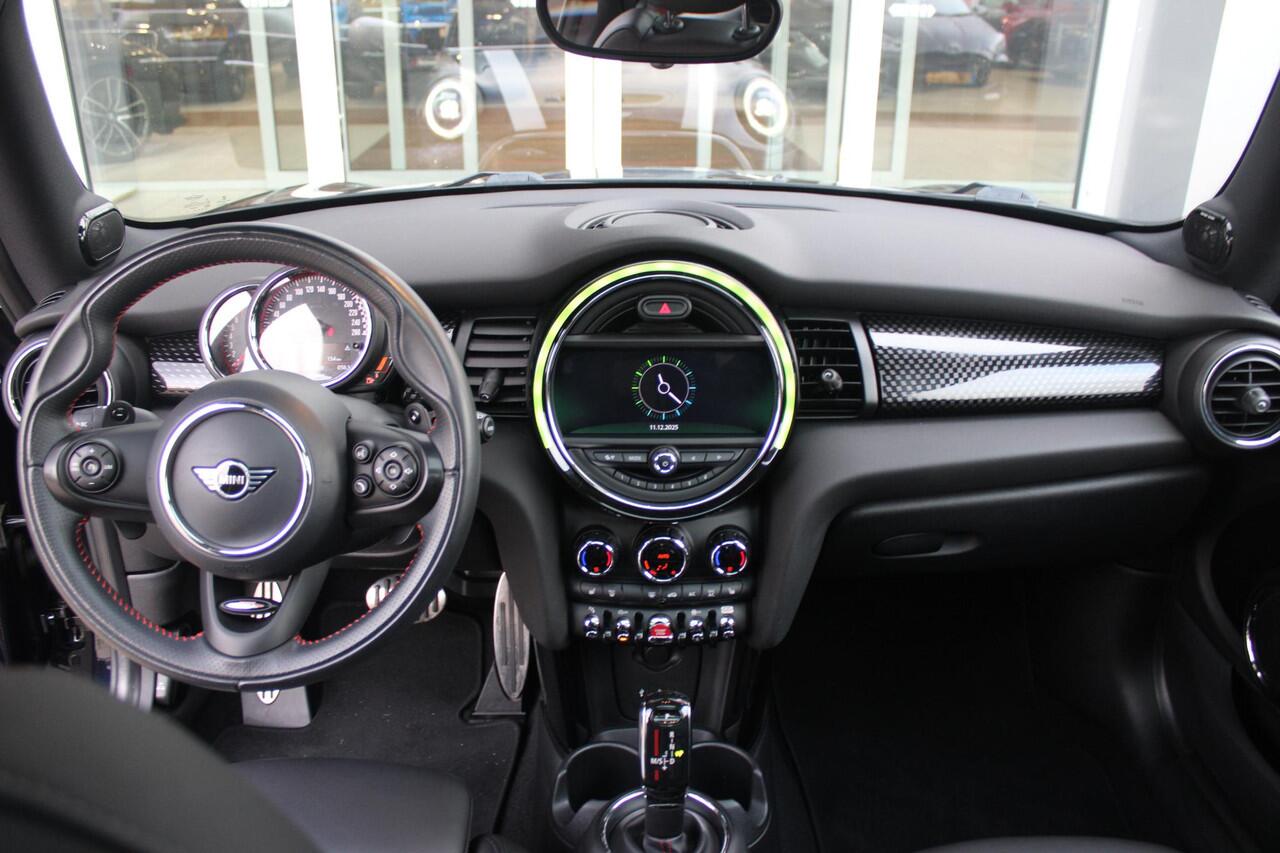 Mini John Cooper Works 2.0 231PK JCW | PANORAMISCH SCHUIF/KANTELDAK | HARMAN KARDON PREMIUM AUDIO SYSTEM | DRAADLOZE APPLE CARPLAY/ANDROID AUTO | NAVIGATIE | STOEL VERWARMING | KEYLESS ENTRY/START | SPORTONDERSTEL | 17" LICHTMETALEN VELGEN JCW "TRACK SPOKE" | JCW SPORT REMMEN |