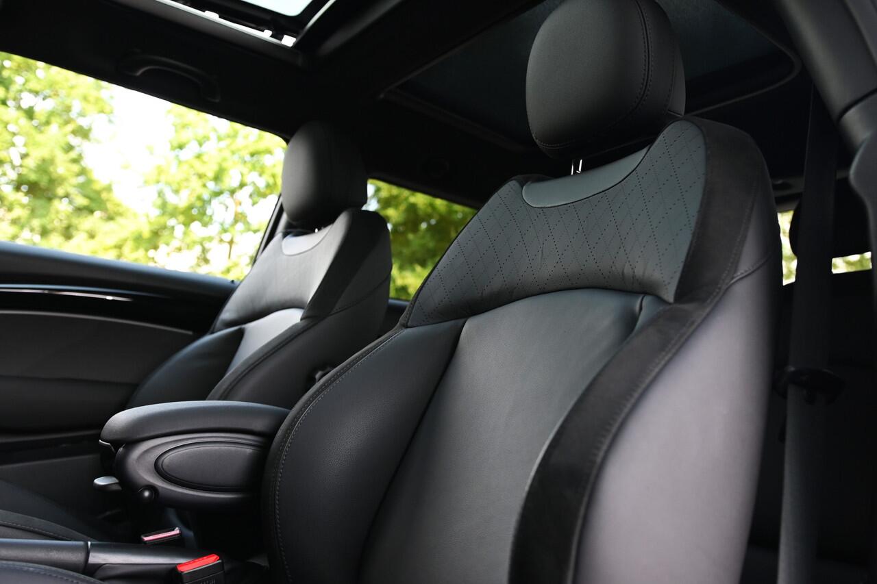 Mini John Cooper Works Hatchback JCW Automaat / Panoramadak / Sportstoelen / Adaptief onderstel / Multifunctioneel stuurwiel / LED / Cruise Control / Navigatie