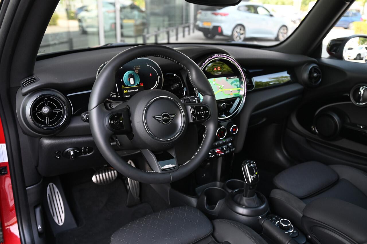 Mini John Cooper Works Hatchback JCW Automaat / Panoramadak / Sportstoelen / Adaptief onderstel / Multifunctioneel stuurwiel / LED / Cruise Control / Navigatie