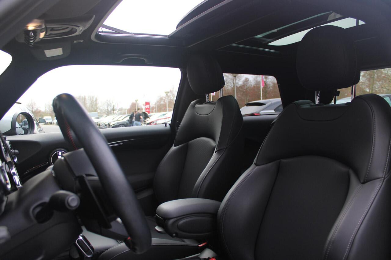 Mini John Cooper Works 2.0 231PK JCW | PANORAMISCH SCHUIF/KANTELDAK | HARMAN KARDON PREMIUM AUDIO SYSTEM | DRAADLOZE APPLE CARPLAY/ANDROID AUTO | NAVIGATIE | STOEL VERWARMING | KEYLESS ENTRY/START | SPORTONDERSTEL | 17" LICHTMETALEN VELGEN JCW "TRACK SPOKE" | JCW SPORT REMMEN |