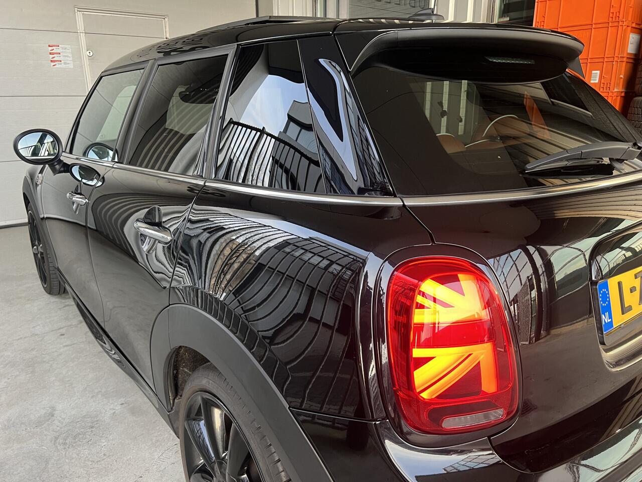 Mini John Cooper Works Mini 1.5 Cooper Pack | AUTOMAAT | LEDER | SCHUIF/KANTELDAK | CARPLAY/ANDROID | NAVI | CRUISE CONTROL | PDC V+A | CLIMATE CONTROL | LMV 18'' | KEYLESS | BLUETOOTH