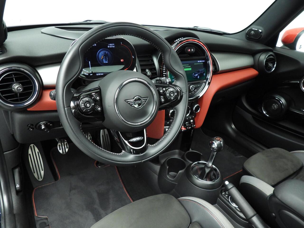 Mini John Cooper Works 3-deurs / Panoramadak / Camera / JCW Stoelen / Park assist / Active Cruise / Harman-Kardon / Alu wielen 18 inch