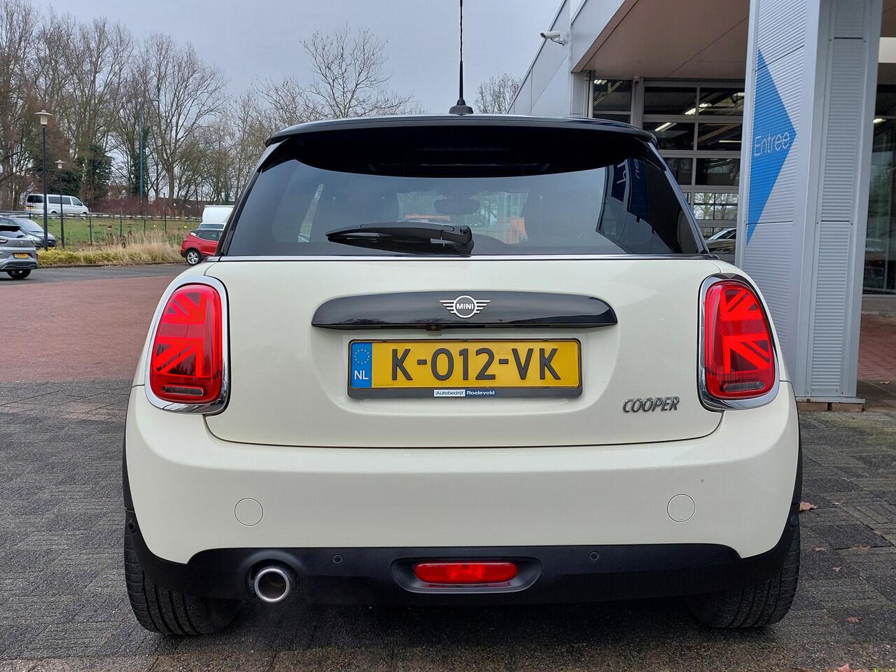 Mini MINI 1.5 136pk Cooper Chili | Navi | Apple Carplay | Clima | Cruise | Panorama Schuifdak | Lederen Bekleding | Led Koplampen | Keyless Entry | Pdc | Privacy Glass | 17''lm