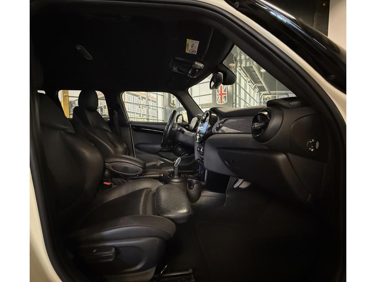 Mini MINI 1.5 CHILLI AUT LEDER HARM KARDON FACELIFT zeer luxe uitvoering