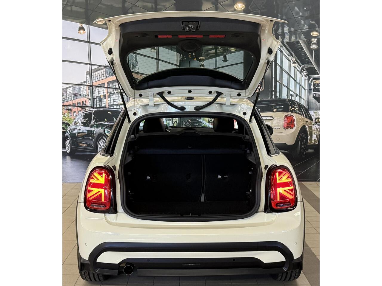 Mini MINI 1.5 CHILLI AUT LEDER HARM KARDON FACELIFT zeer luxe uitvoering
