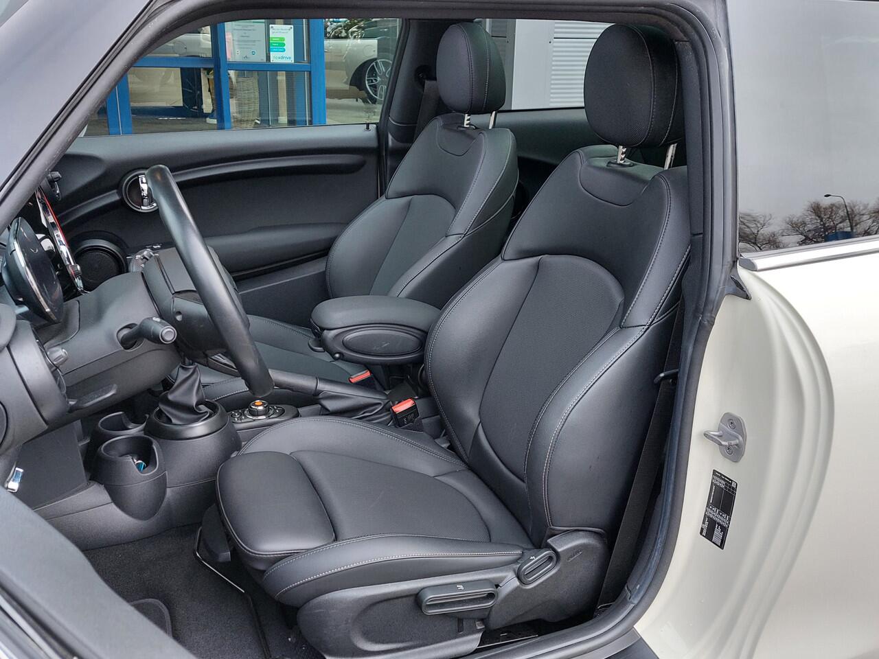 Mini MINI 1.5 136pk Cooper Chili | Navi | Apple Carplay | Clima | Cruise | Panorama Schuifdak | Lederen Bekleding | Led Koplampen | Keyless Entry | Pdc | Privacy Glass | 17''lm