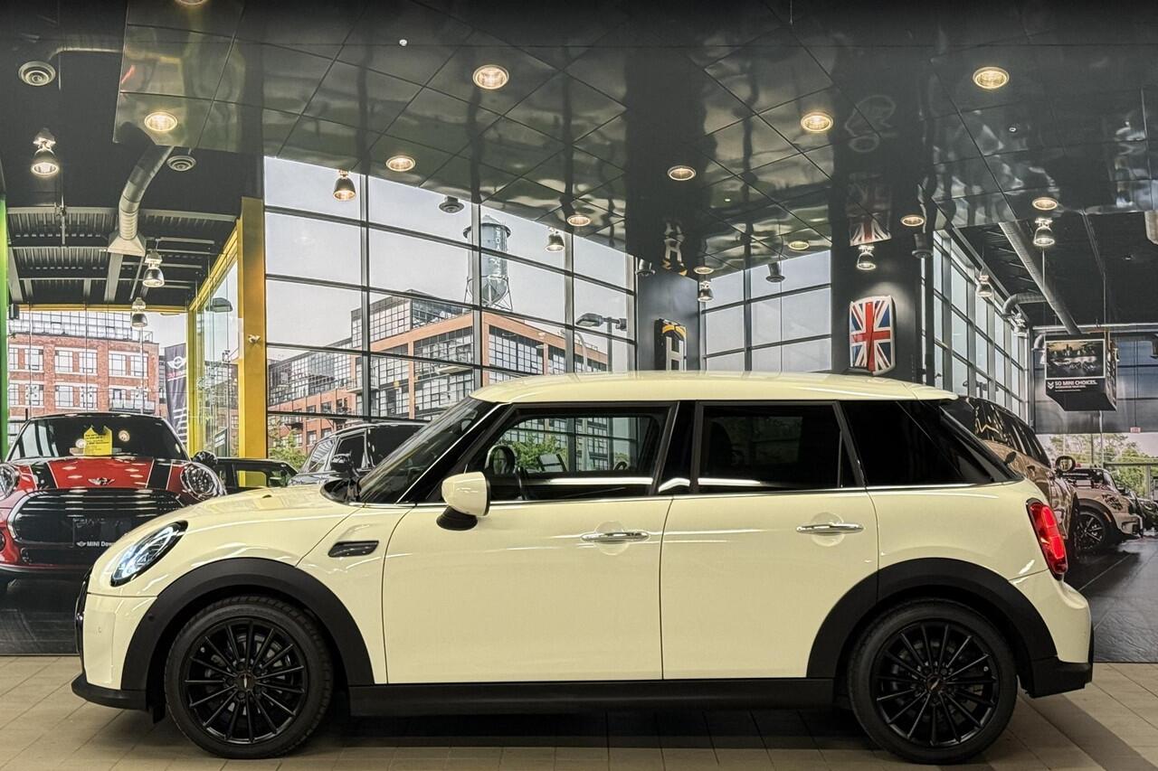 Mini MINI 1.5 CHILLI AUT LEDER HARM KARDON FACELIFT zeer luxe uitvoering