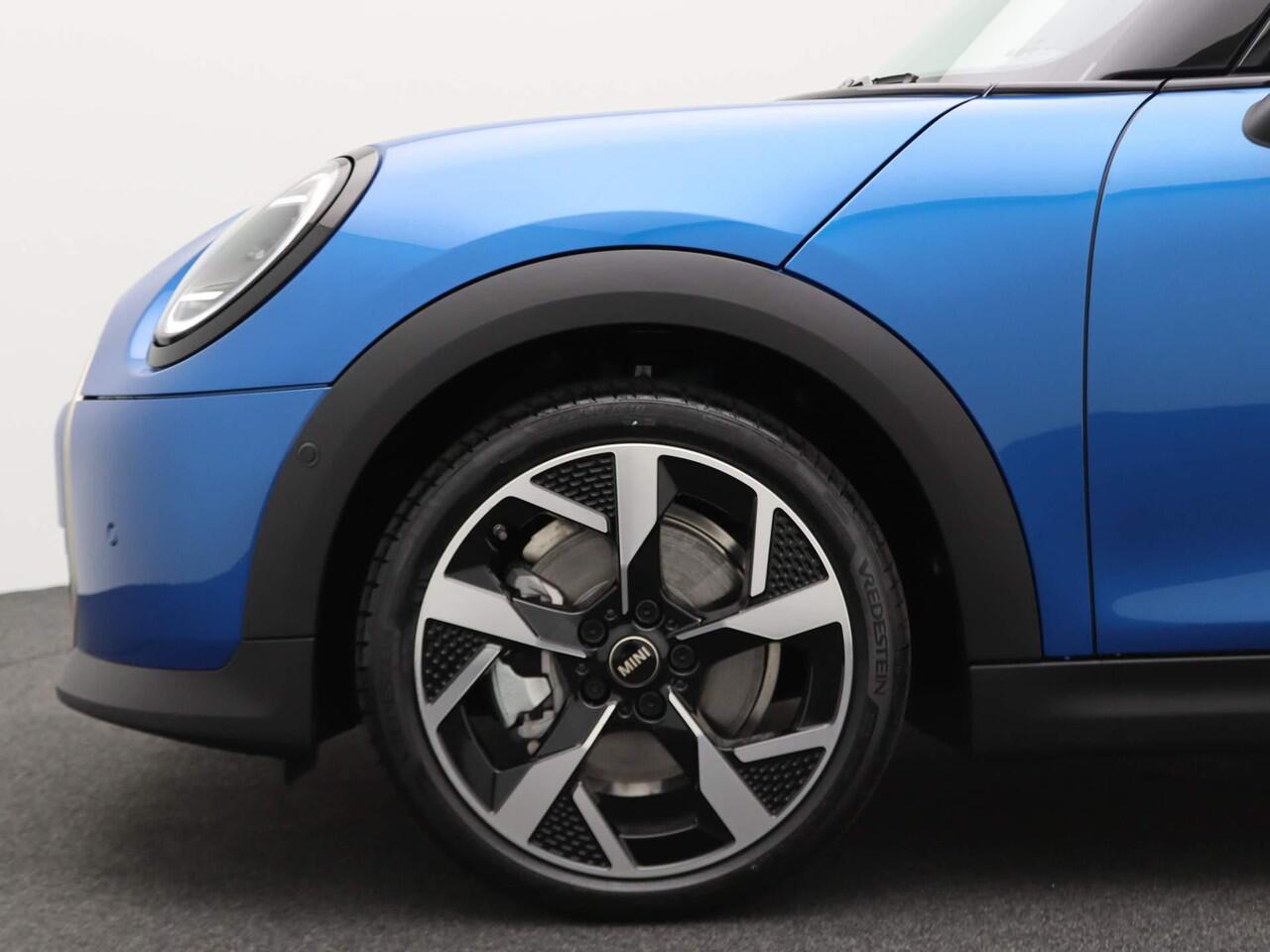 Mini MINI 3-deurs C Favoured Trim + Package L + Glazen panoramadak + Harman Kardon + Led + 18'' + Parking Assistant Plus + Elektrisch verwarmde voorstoelen