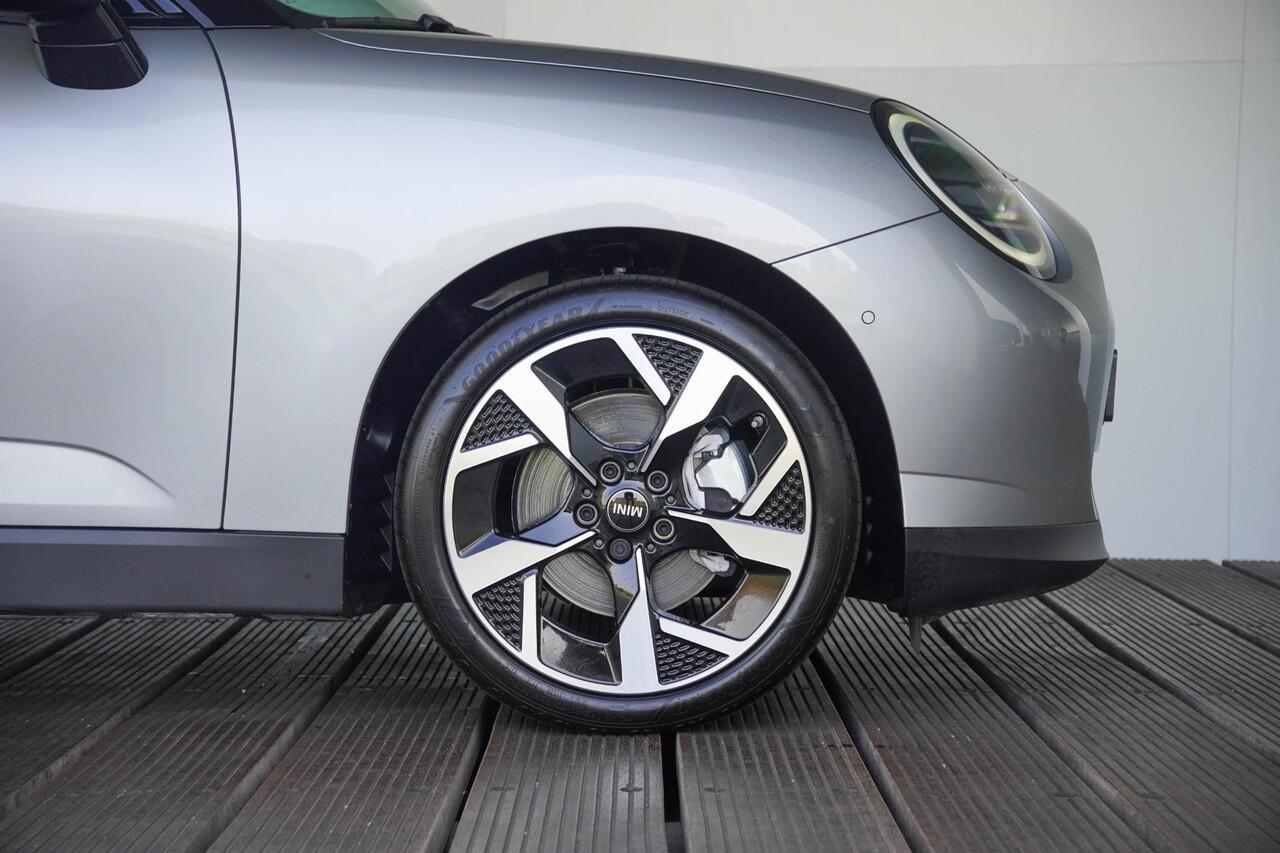 Mini MINI 3-deurs E | Pakket M | Glazen Panoramadak | Stuur- en stoelverwarming | JCW Sportstoelen | Head-Up Display | Comfort Access