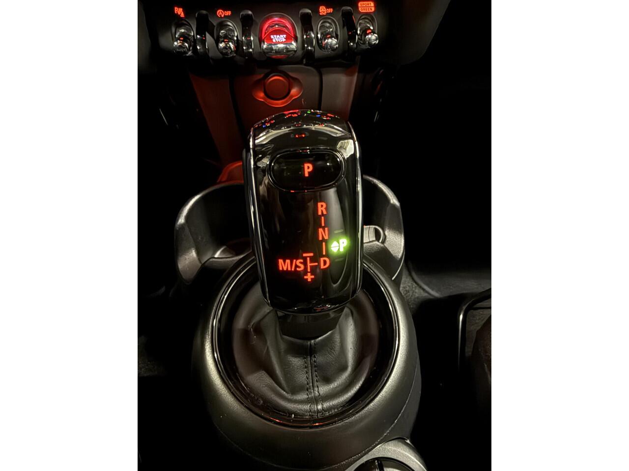 Mini MINI 1.5 CHILLI AUT LEDER HARM KARDON FACELIFT zeer luxe uitvoering