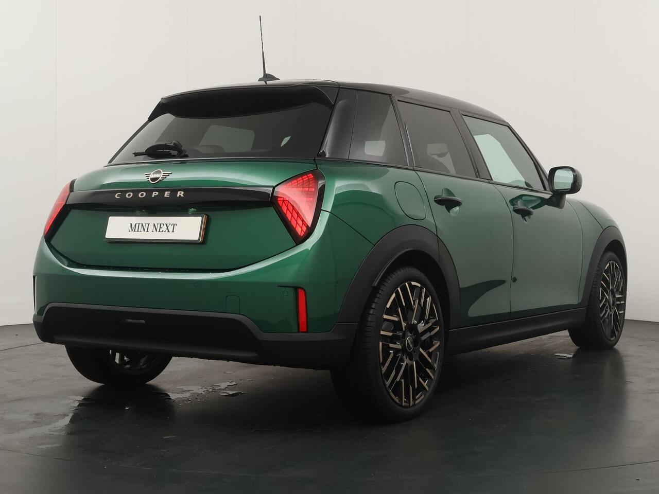 Mini MINI 5-deurs C Favoured Trim | Pakket L |Elektrisch Panoramadak|Harman Kardon audio|360-graden camera