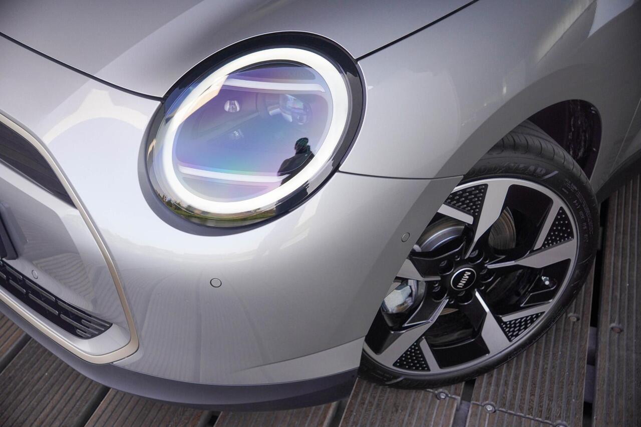 Mini MINI 3-deurs E | Pakket M | Glazen Panoramadak | Stuur- en stoelverwarming | JCW Sportstoelen | Head-Up Display | Comfort Access