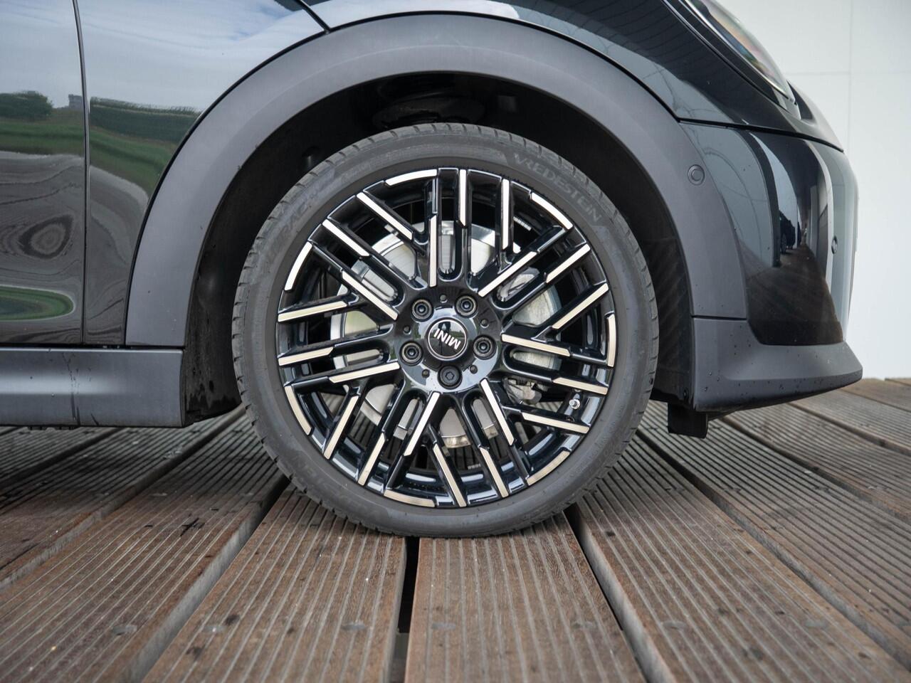 Mini MINI 3-deurs C Favoured Trim + Package M