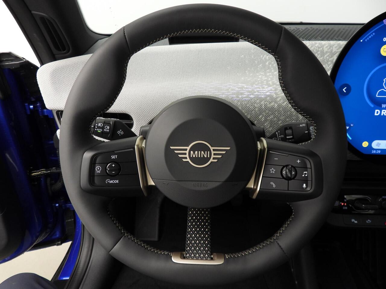 Mini MINI 3-deurs E | Favoured Trim + Package L | Panoramadak | Achteruitrijcamera | Head-up display | Harman/Kardon |