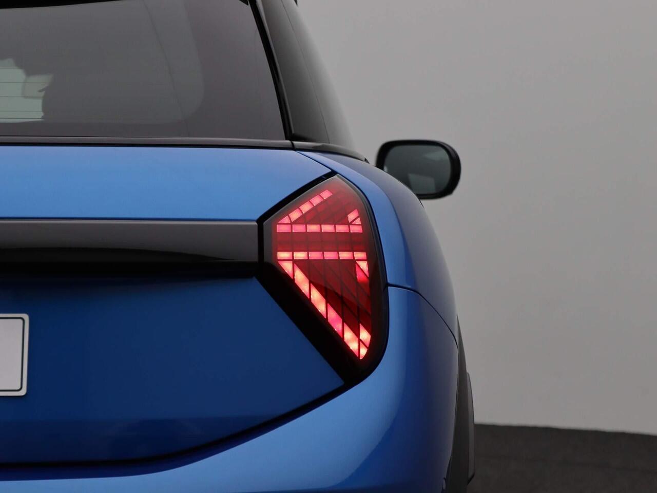 Mini MINI 3-deurs C Favoured Trim + Package L + Glazen panoramadak + Harman Kardon + Led + 18'' + Parking Assistant Plus + Elektrisch verwarmde voorstoelen