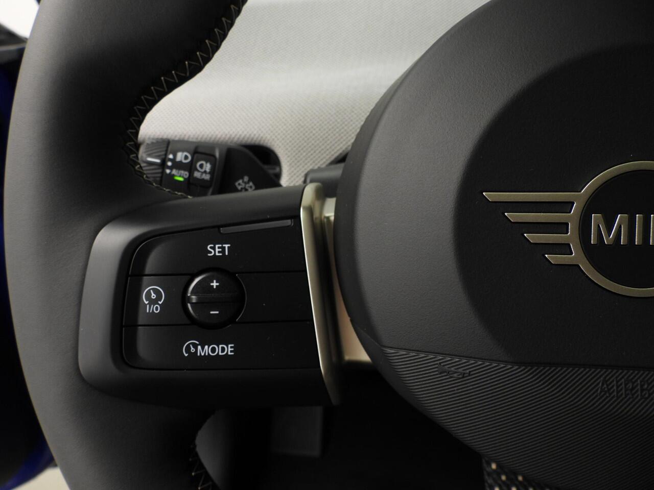 Mini MINI 3-deurs E | Favoured Trim + Package L | Panoramadak | Achteruitrijcamera | Head-up display | Harman/Kardon |