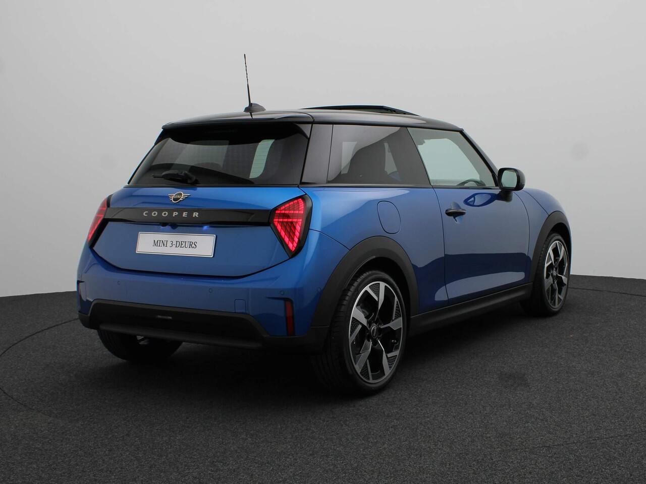 Mini MINI 3-deurs C Favoured Trim + Package L + Glazen panoramadak + Harman Kardon + Led + 18'' + Parking Assistant Plus + Elektrisch verwarmde voorstoelen