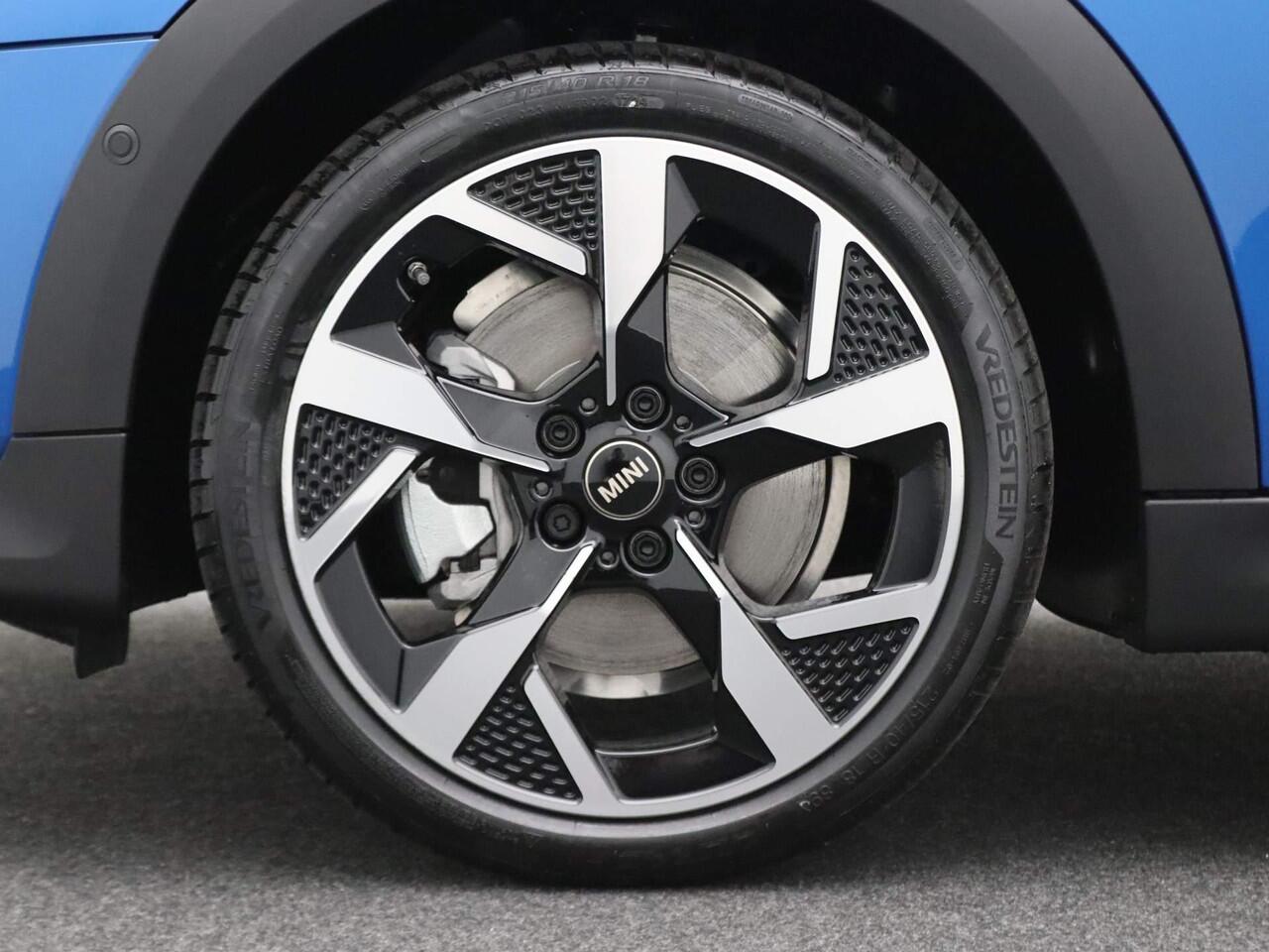 Mini MINI 3-deurs C Favoured Trim + Package L + Glazen panoramadak + Harman Kardon + Led + 18'' + Parking Assistant Plus + Elektrisch verwarmde voorstoelen