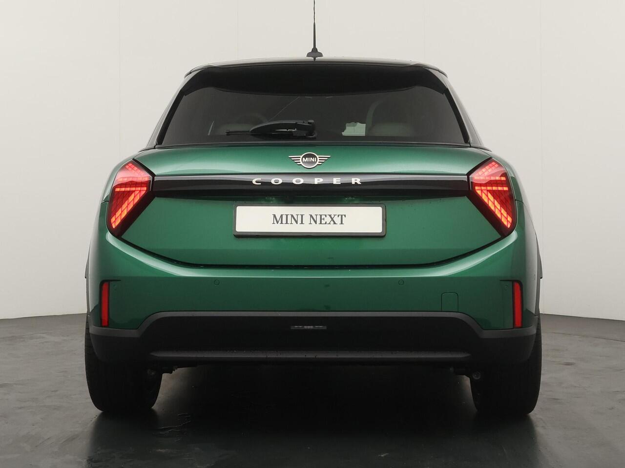 Mini MINI 5-deurs C Favoured Trim | Pakket L |Elektrisch Panoramadak|Harman Kardon audio|360-graden camera