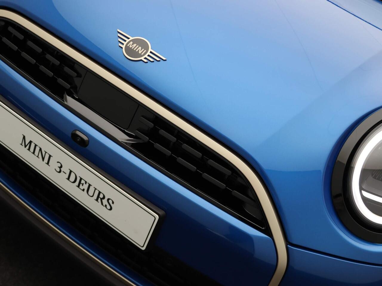 Mini MINI 3-deurs C Favoured Trim + Package L + Glazen panoramadak + Harman Kardon + Led + 18'' + Parking Assistant Plus + Elektrisch verwarmde voorstoelen