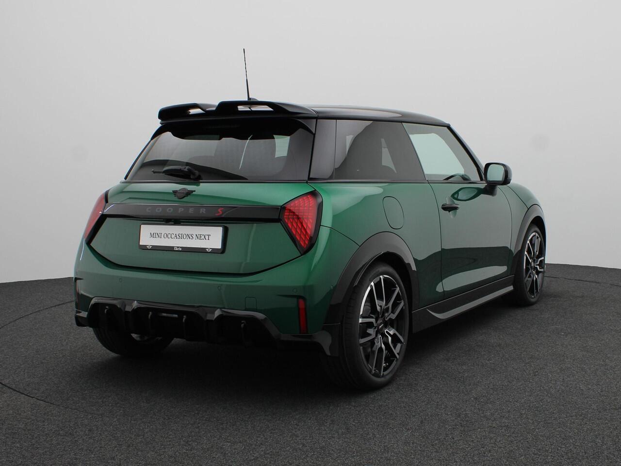 Mini MINI 3-deurs S John Cooper Works Trim + Package XL + Glazen panoramadak + Harman Kardon + Driving Assistant Plus + Parking Assistant Plus + Stuurwielrand verwarmd + 18''