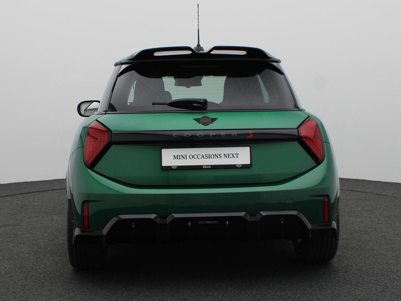 Mini MINI 3-deurs S John Cooper Works Trim + Package XL + Glazen panoramadak + Harman Kardon + Driving Assistant Plus + Parking Assistant Plus + Stuurwielrand verwarmd + 18''