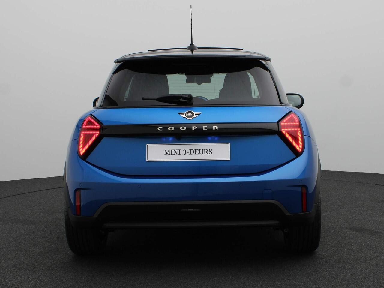 Mini MINI 3-deurs C Favoured Trim + Package L + Glazen panoramadak + Harman Kardon + Led + 18'' + Parking Assistant Plus + Elektrisch verwarmde voorstoelen