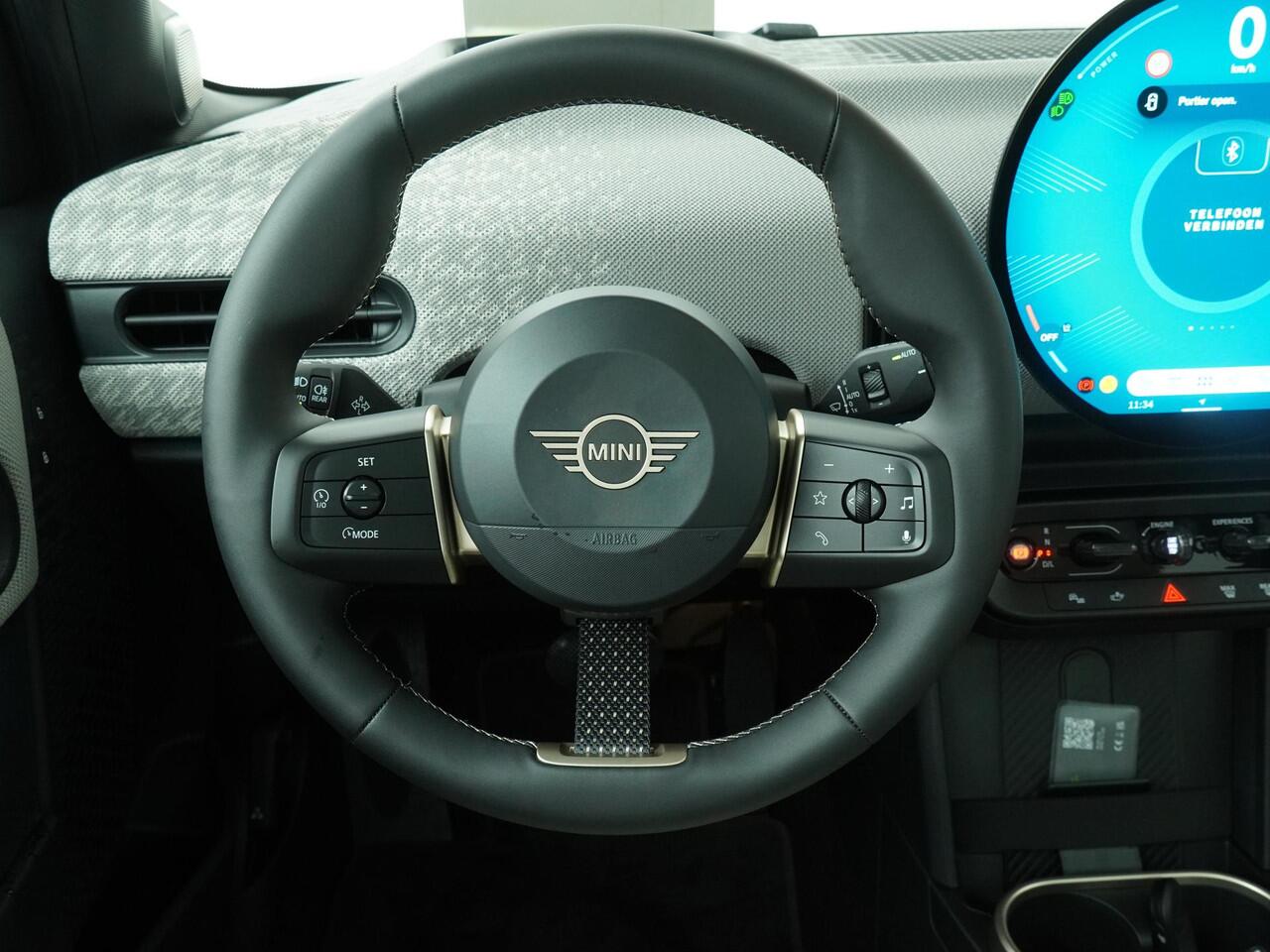 Mini MINI 5-deurs C Favoured Trim | Pakket L |Elektrisch Panoramadak|Harman Kardon audio|360-graden camera