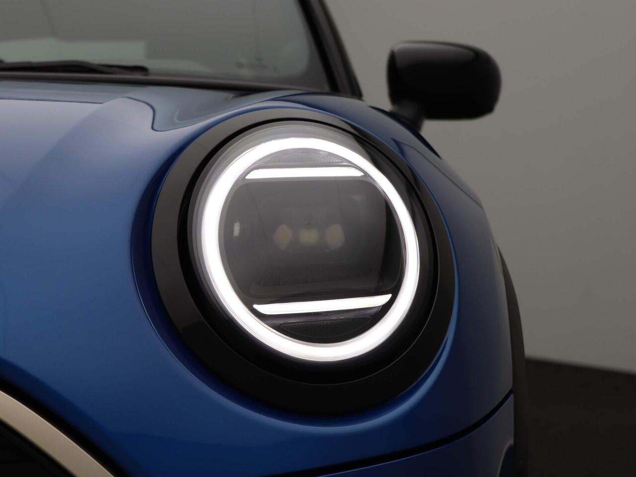 Mini MINI 3-deurs C Favoured Trim + Package L + Glazen panoramadak + Harman Kardon + Led + 18'' + Parking Assistant Plus + Elektrisch verwarmde voorstoelen