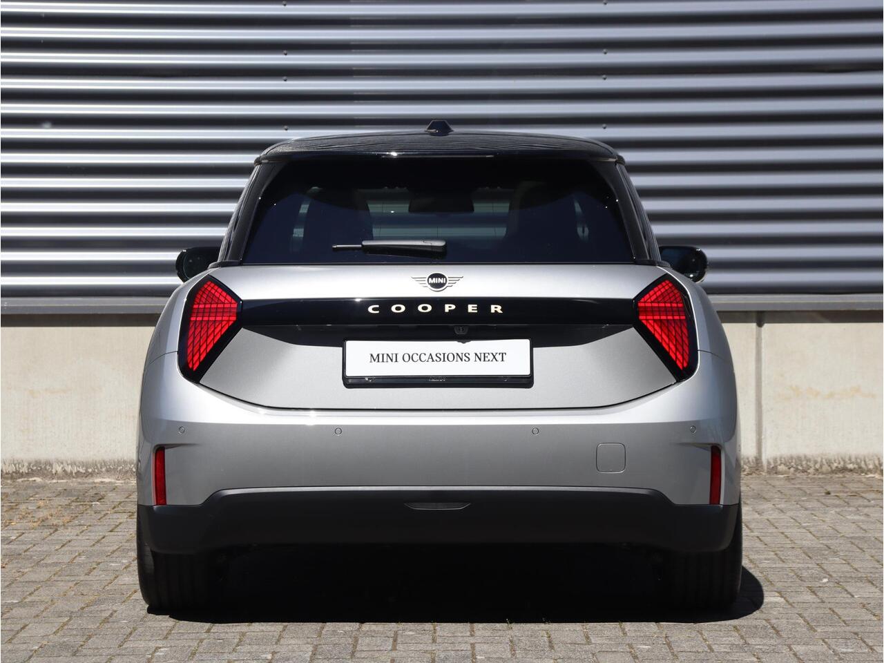 Mini MINI 3-deurs E | Favoured Trim + Pakket L + Panodak + Harman Kardon + Comfort Access + Head-Up + Parking Assistant Plus + 18'' LMV