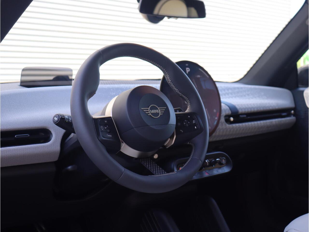 Mini MINI 3-deurs E | Favoured Trim + Pakket L + Panodak + Harman Kardon + Comfort Access + Head-Up + Parking Assistant Plus + 18'' LMV