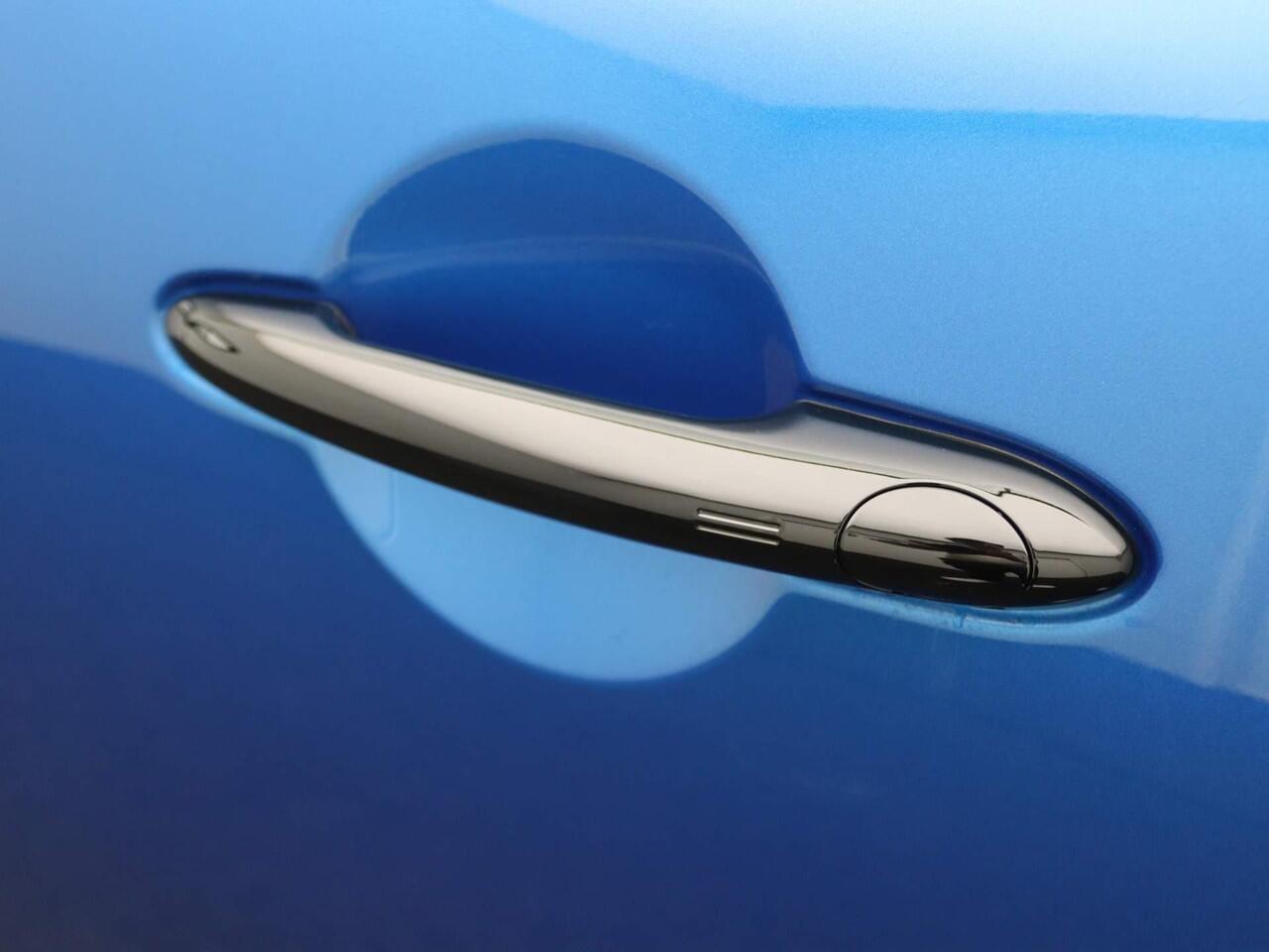 Mini MINI 3-deurs C Favoured Trim + Package L + Glazen panoramadak + Harman Kardon + Led + 18'' + Parking Assistant Plus + Elektrisch verwarmde voorstoelen