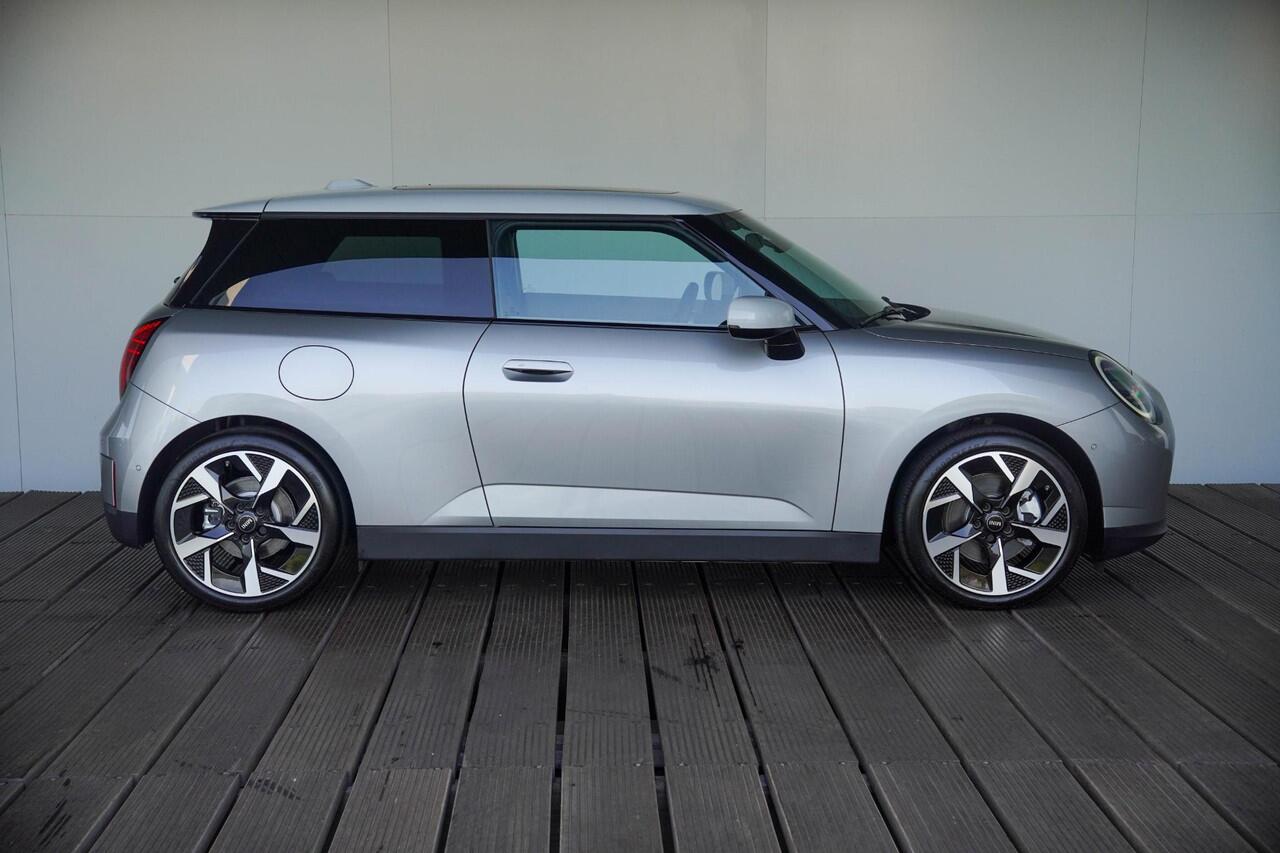 Mini MINI 3-deurs E | Pakket M | Glazen Panoramadak | Stuur- en stoelverwarming | JCW Sportstoelen | Head-Up Display | Comfort Access