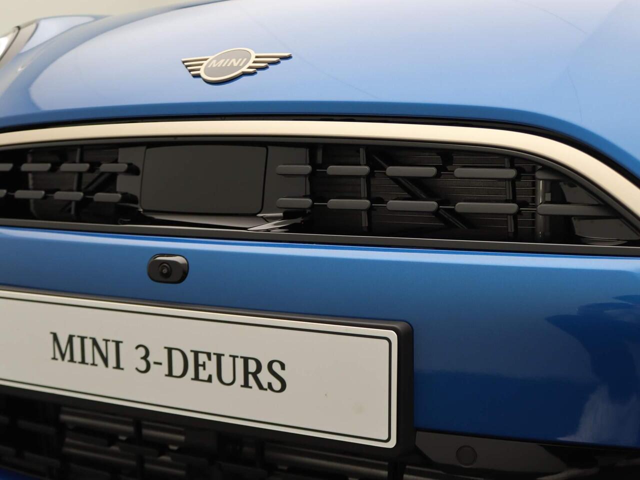 Mini MINI 3-deurs C Favoured Trim + Package L + Glazen panoramadak + Harman Kardon + Led + 18'' + Parking Assistant Plus + Elektrisch verwarmde voorstoelen