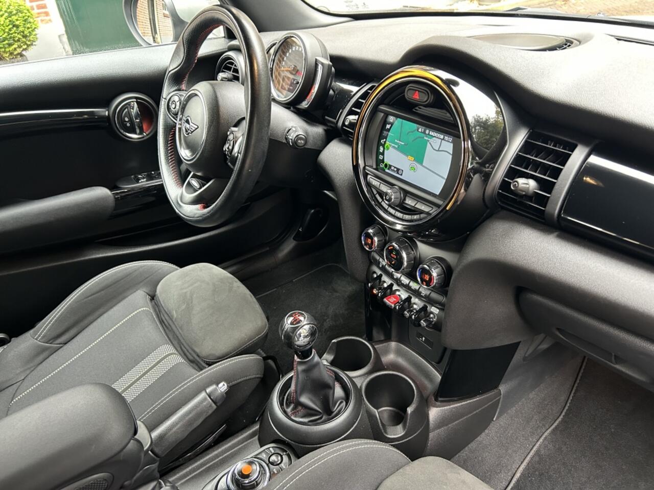 Mini MINI 1.5 Cooper JCW Pack, Navi, Carplay, Sportstoelen, NL-auto