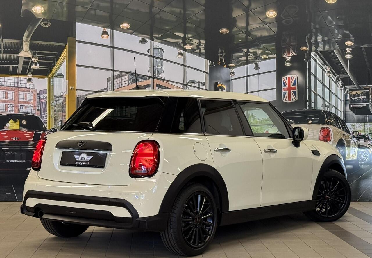 Mini MINI 1.5 CHILLI AUT LEDER HARM KARDON FACELIFT zeer luxe uitvoering