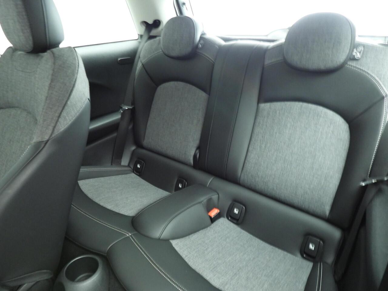 Mini ONE 3-deurs / Sportstoelen / LED / PDC / Cruise / Navigatie / Alu wielen black