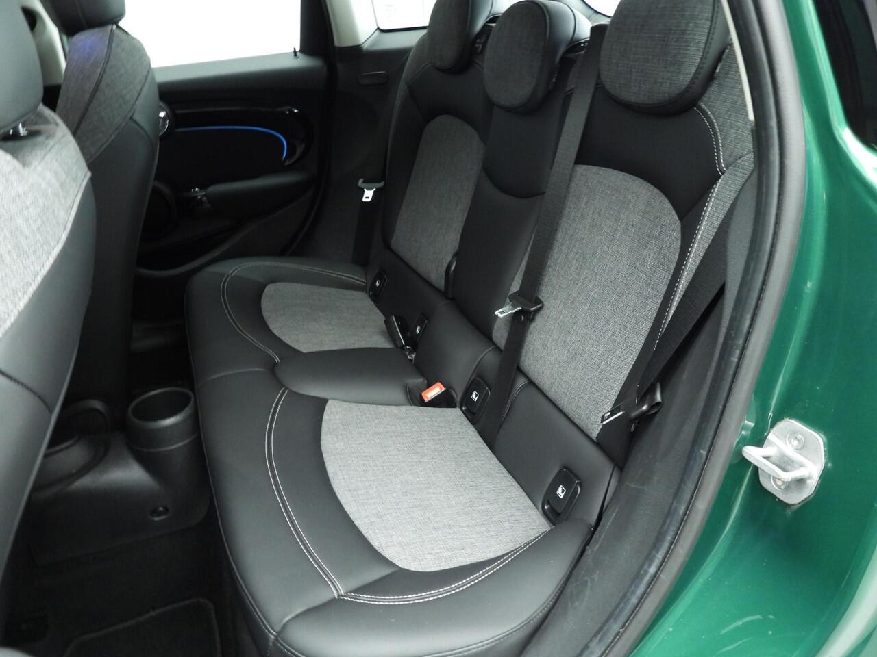 Mini ONE 5-deurs Sportstoelen / Half Leder / PDC / Climate / LED / Navigatie / Alu wielen