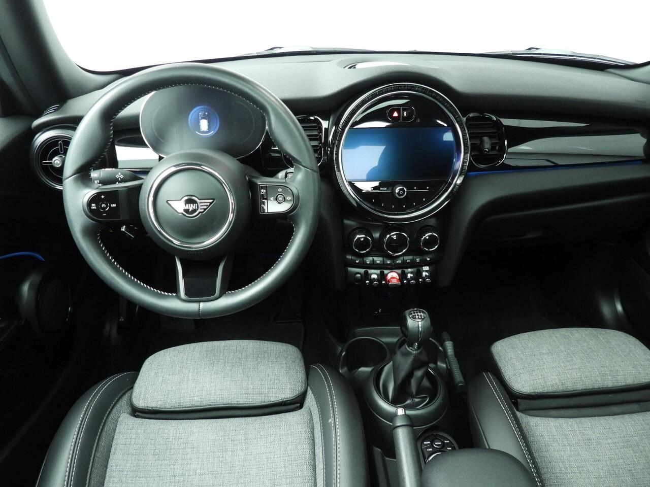Mini ONE 3-deurs Panoramadak / Sportstoelen / Stoelverwarming / Comfort Acces / Climate / LED / Alu wielen black 16 inch