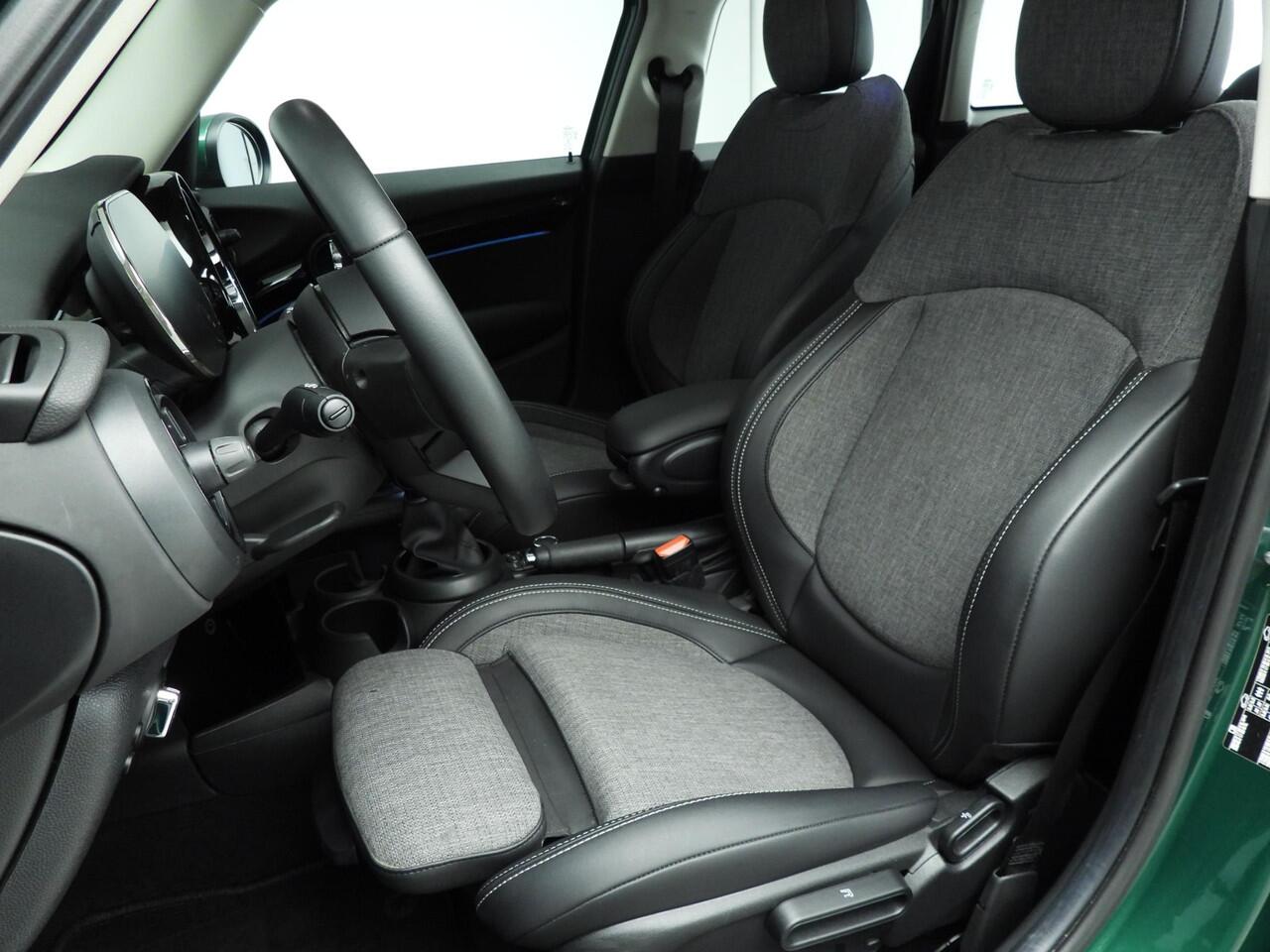 Mini ONE 5-deurs Sportstoelen / Half Leder / PDC / Climate / LED / Navigatie / Alu wielen