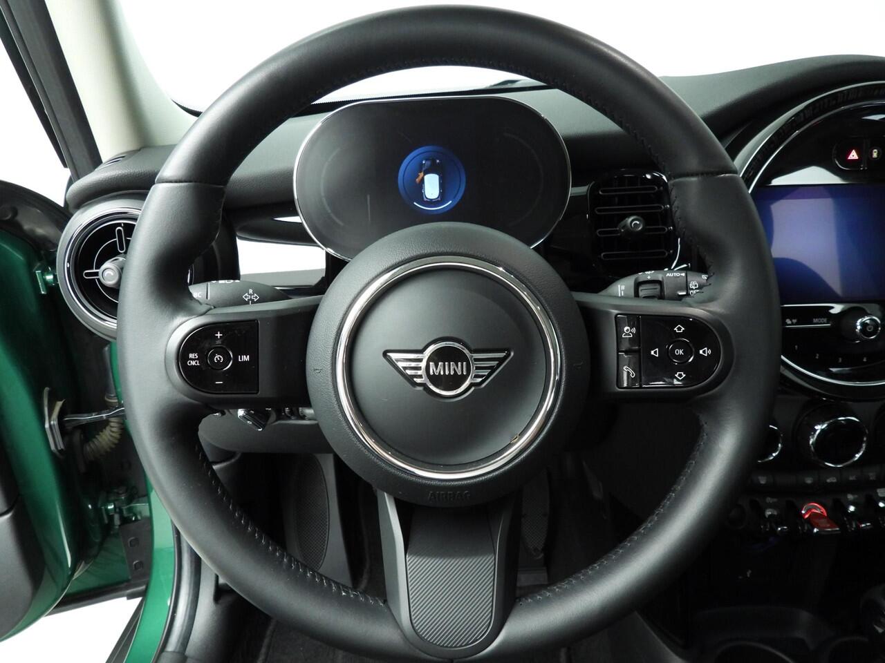 Mini ONE 5-deurs Sportstoelen / Half Leder / PDC / Climate / LED / Navigatie / Alu wielen