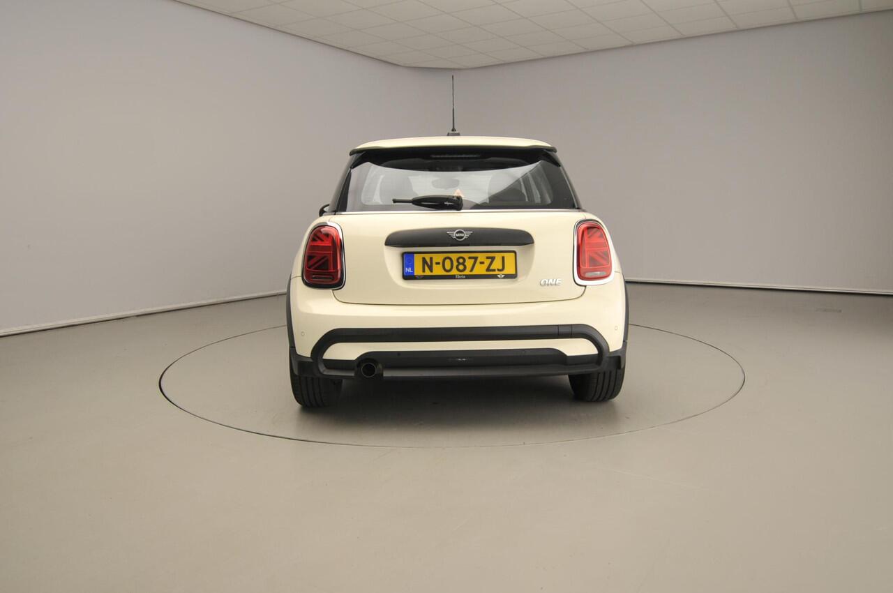 Mini ONE 3-deurs Sportstoelen / LED / PDC / Cruise / Navigatie / Alu wielen black