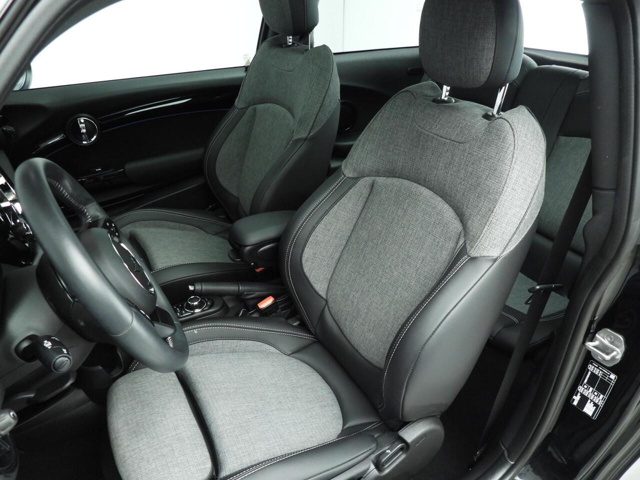 Mini ONE 3-deurs Panoramadak / Sportstoelen / Stoelverwarming / Comfort Acces / Climate / LED / Alu wielen black 16 inch