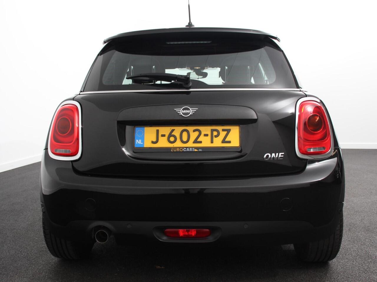 Mini ONE Mini 1.5 Automaat Blackyard | Parkeer sensoren | Airco | Verwarmbare voorstoelen | Lichtmetalen velgen 16" black