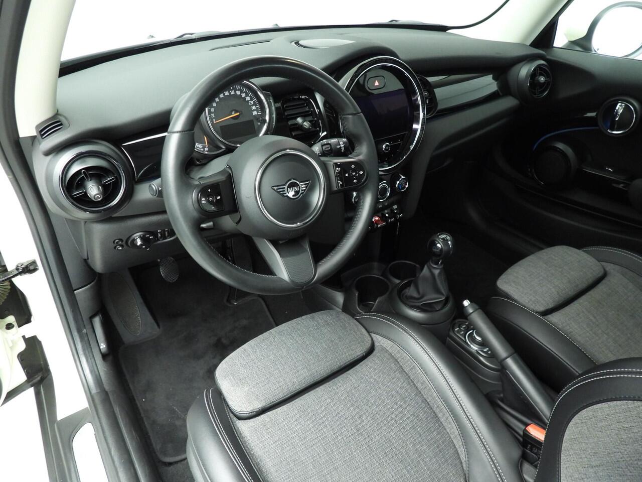 Mini ONE 3-deurs / Sportstoelen / LED / PDC / Cruise / Navigatie / Alu wielen black