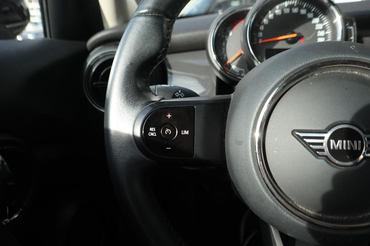 Mini ONE 5-deurs Essential | Airconditioning | Cruise Control | Connected Media Pakket | Regen- en lichtsensor | NEXT