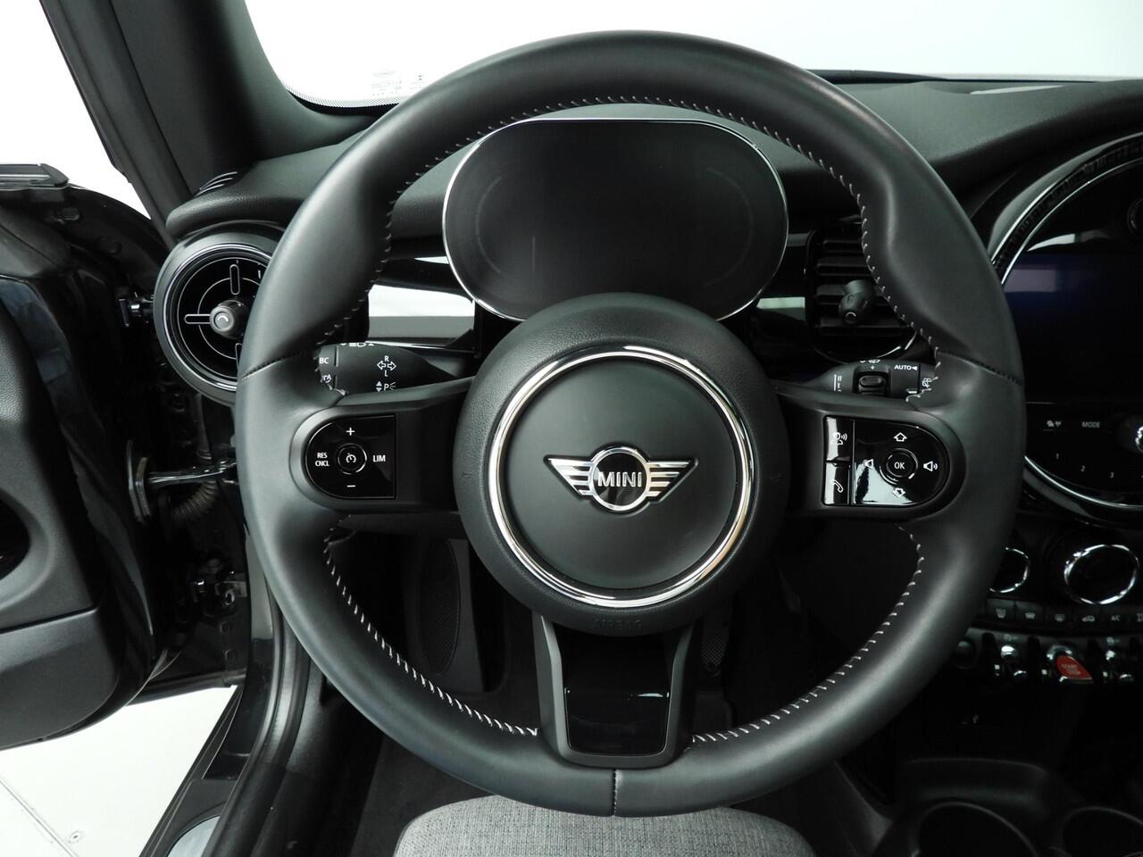 Mini ONE 3-deurs Panoramadak / Sportstoelen / Stoelverwarming / Comfort Acces / Climate / LED / Alu wielen black 16 inch