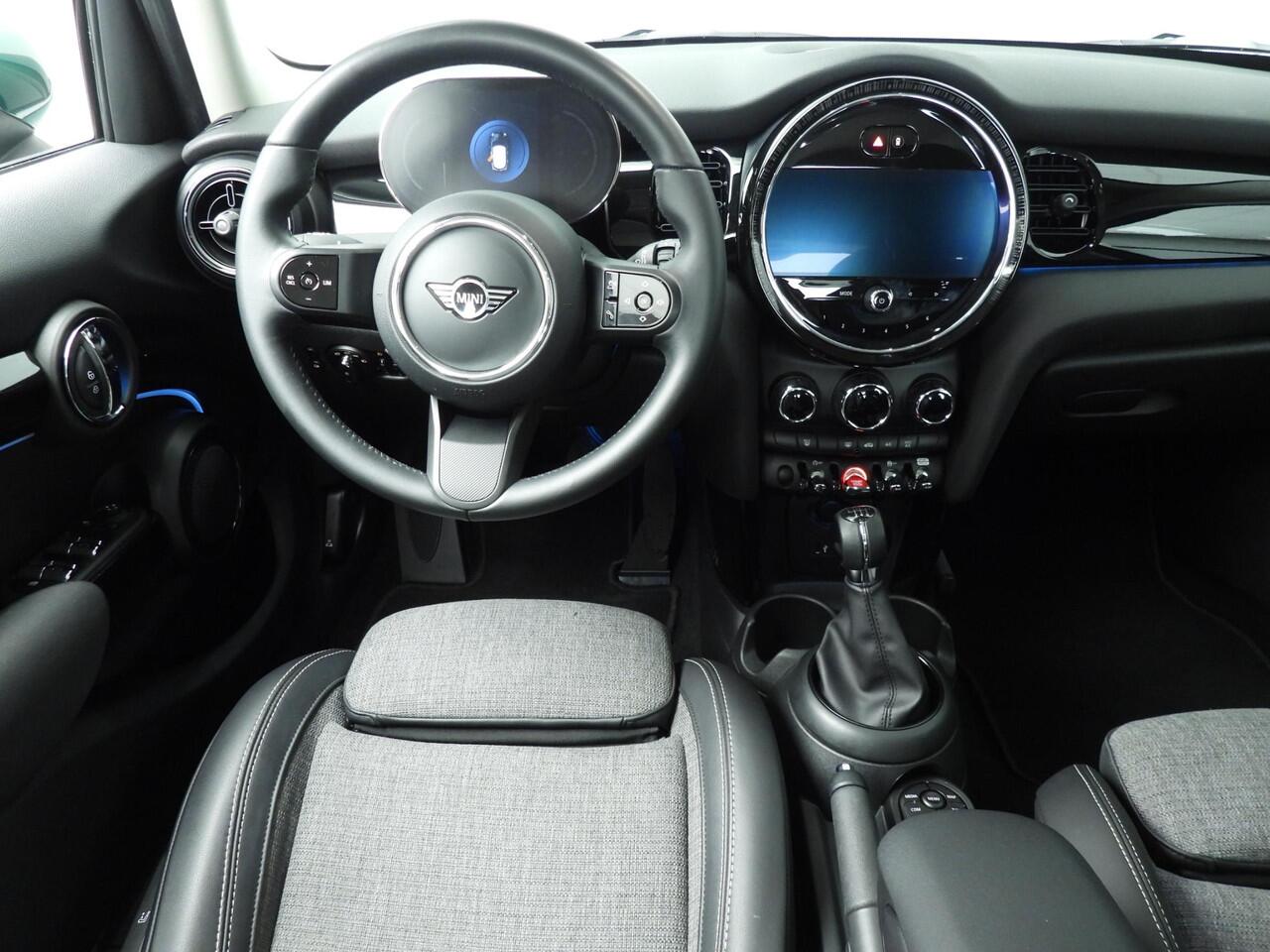 Mini ONE 5-deurs Sportstoelen / Half Leder / PDC / Climate / LED / Navigatie / Alu wielen