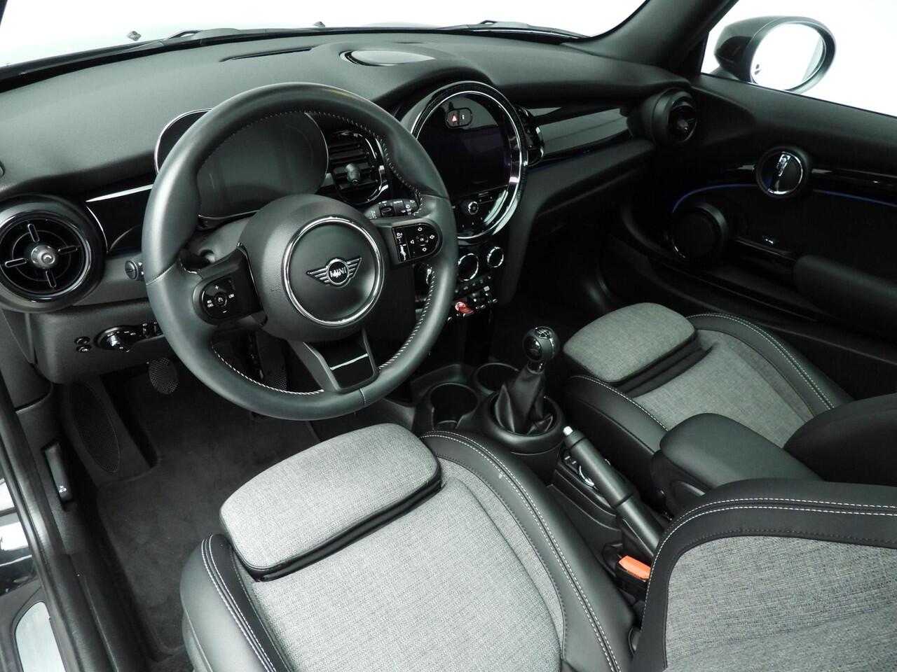 Mini ONE 3-deurs / Panoramadak / Sportstoelen / Stoelverwarming / Comfort Acces / Climate / LED / Alu wielen black 16 inch
